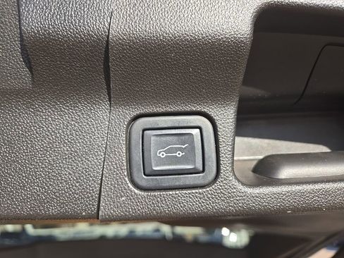 Used 2022 GMC Acadia SLT w/ Elevation Edition image 17