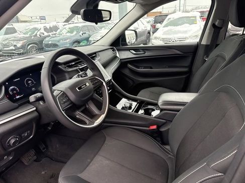 Used 2023 Jeep Grand Cherokee Laredo image 11