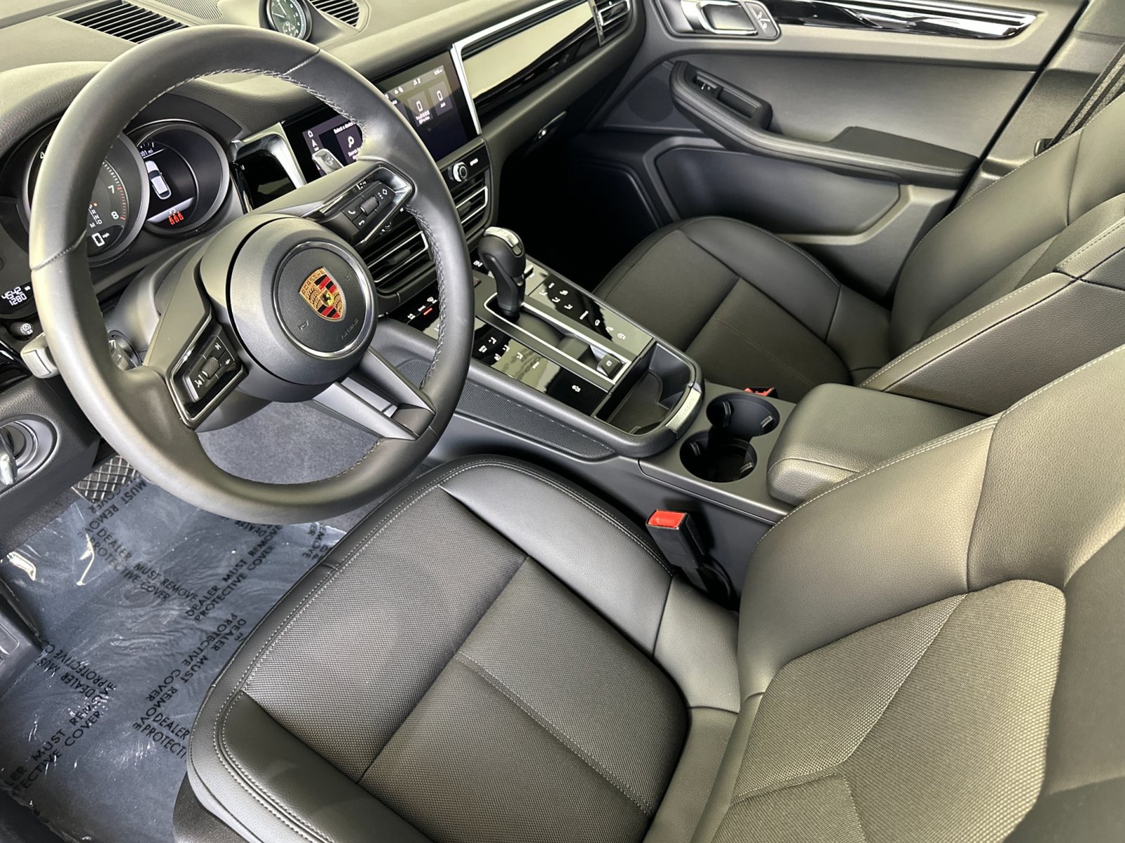 Certified 2026 Porsche Macan AWD/4WD image 4