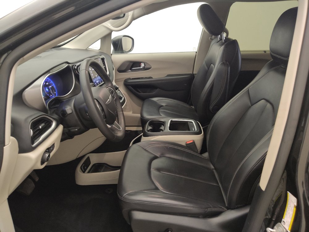 Used 2023 Chrysler Pacifica Touring-L FWD image 17