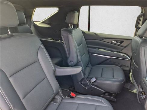 Used 2025 Chevrolet Traverse LT FWD image 14