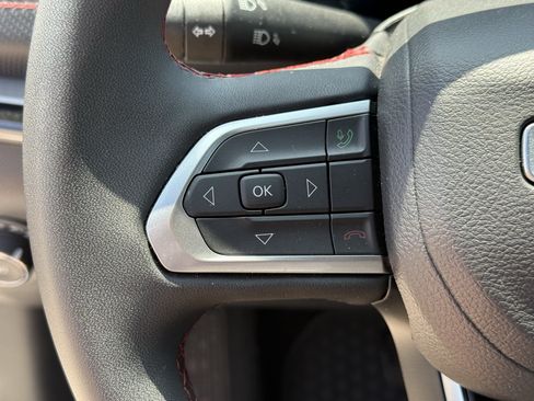 Used 2025 Jeep Compass Trailhawk AWD/4WD image 18