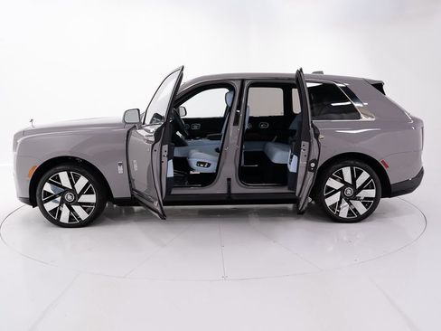 Certified 2025 Rolls-Royce Cullinan AWD/4WD image 9