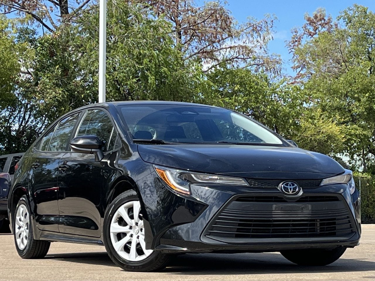 Used 2025 Toyota Corolla LE FWD image 2