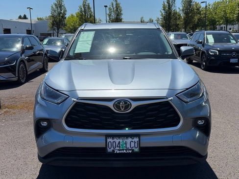 Used 2021 Toyota Highlander XLE AWD/4WD image 3
