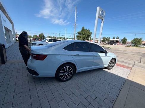 Used 2025 Volkswagen Jetta SE FWD image 20