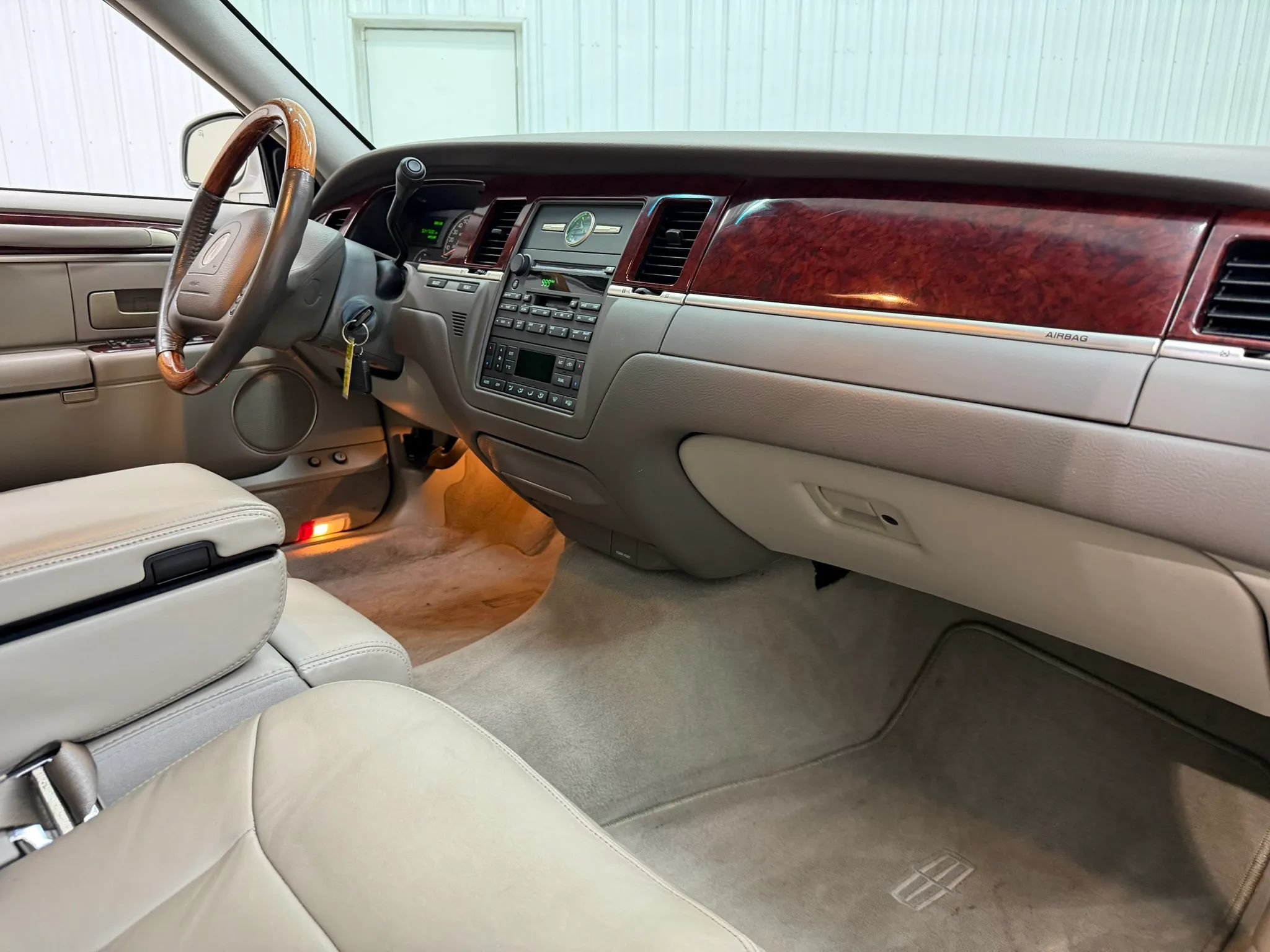 Used 2004 Lincoln Town Car Ultimate RWD image 14