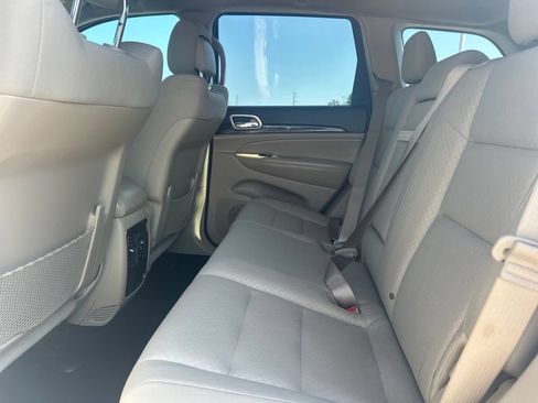 Used 2020 Jeep Grand Cherokee Laredo RWD image 11