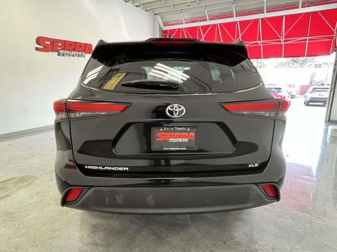 Used 2023 Toyota Highlander XLE image 3