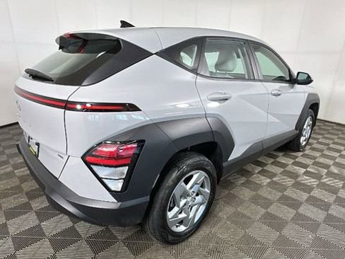 Used 2025 Hyundai Kona SE AWD/4WD image 3