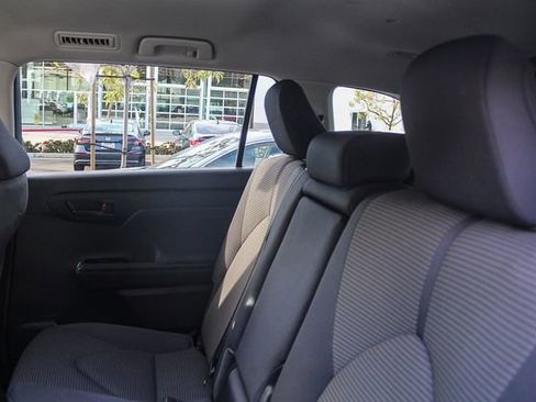 Used 2020 Toyota Highlander L image 24