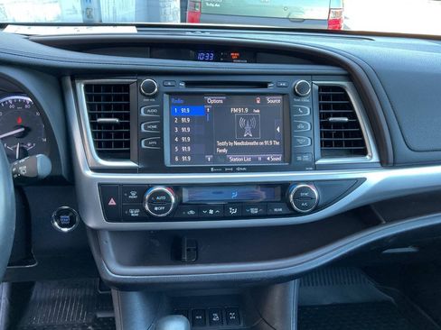 Used 2019 Toyota Highlander XLE AWD/4WD image 19