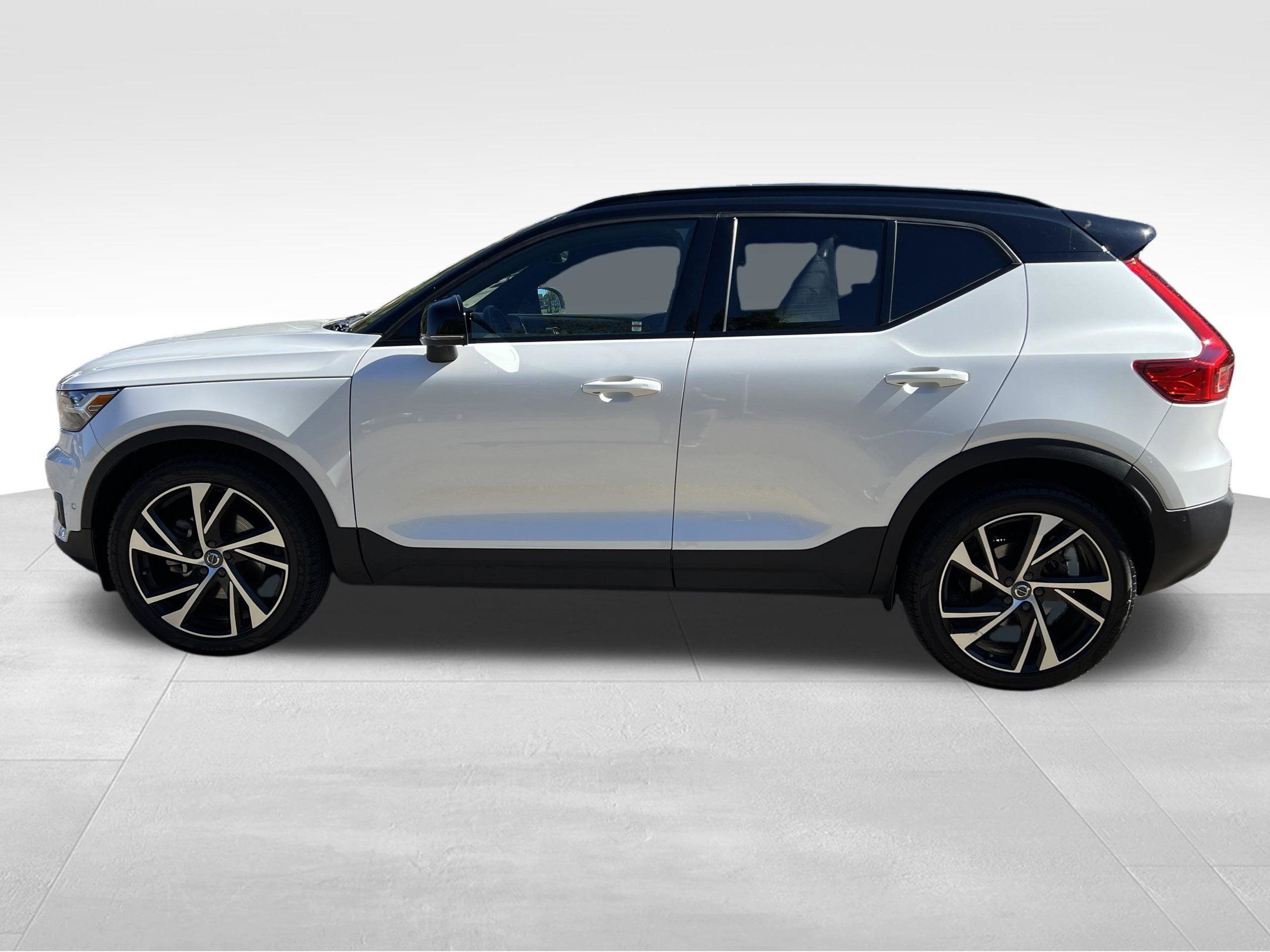 Used 2022 Volvo XC40 T5 R-Design w/ Advanced Package AWD/4WD image 9