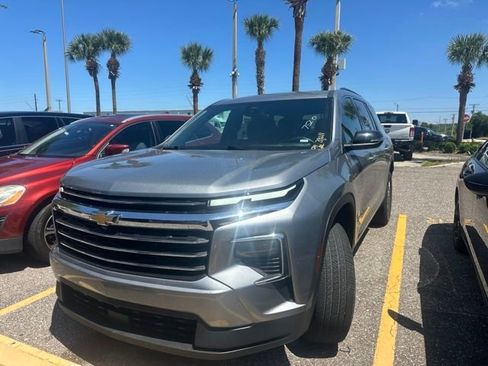 Used 2025 Chevrolet Traverse LT FWD image 4