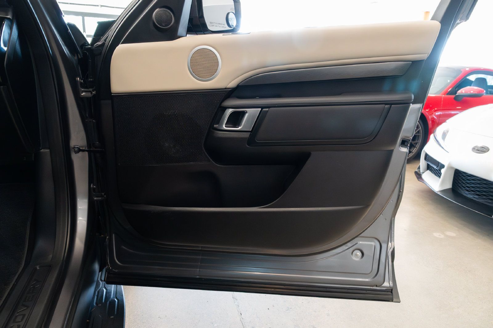 Used 2017 Land Rover Discovery SE AWD/4WD image 23