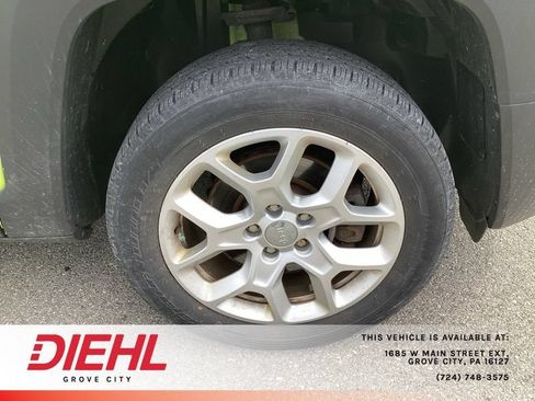 Used 2018 Jeep Renegade Latitude AWD/4WD image 9