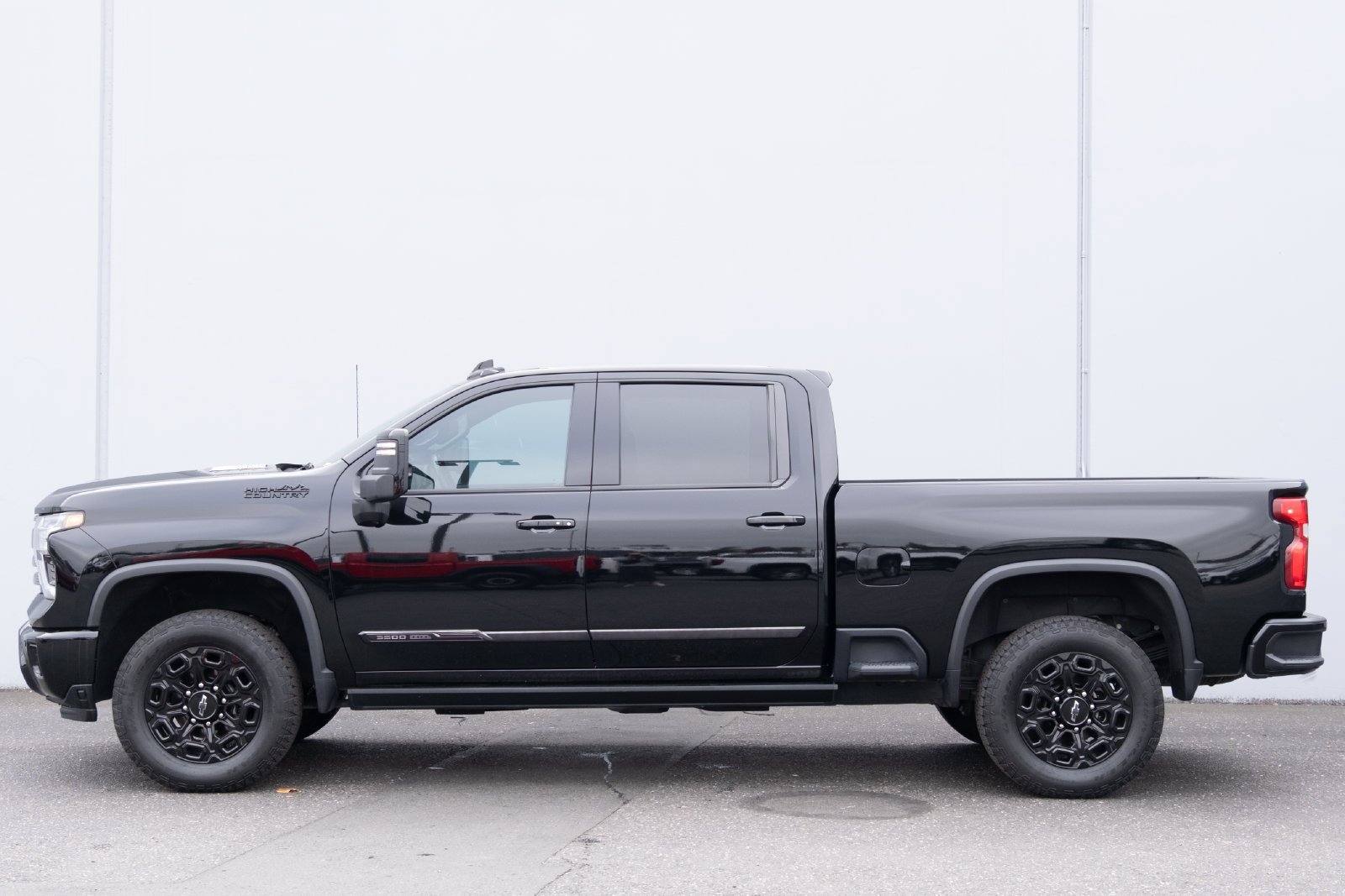 Used 2024 Chevrolet Silverado 3500 High Country w/ High Country Premium Package AWD/4WD image 32