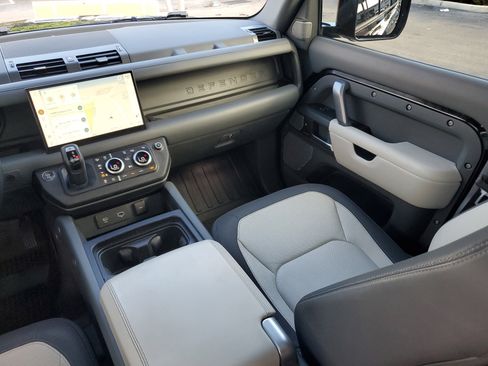 Used 2023 Land Rover Defender 130 X-Dynamic SE image 17