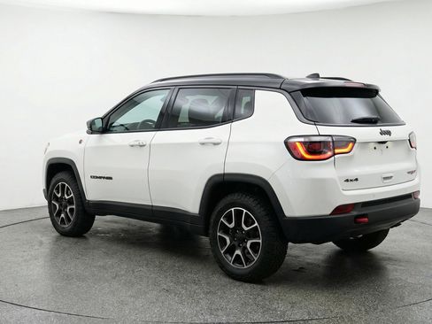 Used 2025 Jeep Compass Trailhawk AWD/4WD image 6