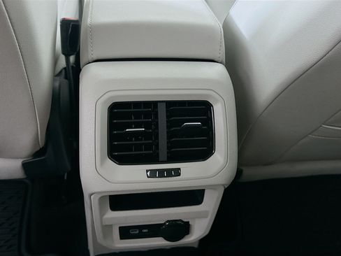 Used 2023 Volkswagen Tiguan SE FWD image 25