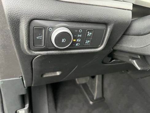 Used 2020 Ford Explorer XLT w/ Equipment Group 202A image 12