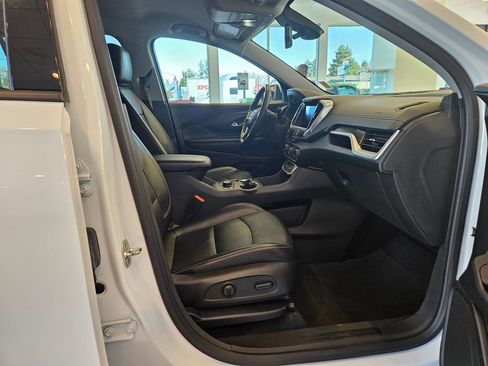 Used 2024 GMC Terrain SLT image 24