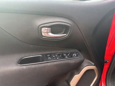 Used 2017 Jeep Renegade Latitude w/ Popular Equipment Group image 15