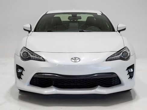 Used 2018 Toyota 86 RWD image 4