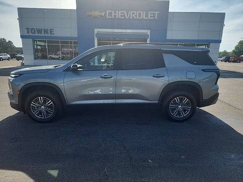 Used 2026 Chevrolet Traverse LT AWD/4WD image 2