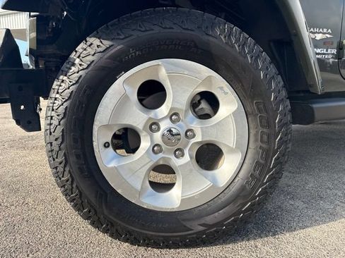 Used 2015 Jeep Wrangler Unlimited Sahara w/ Connectivity Group AWD/4WD image 10