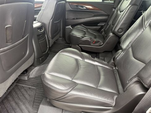 Used 2019 Cadillac Escalade Premium Luxury image 18