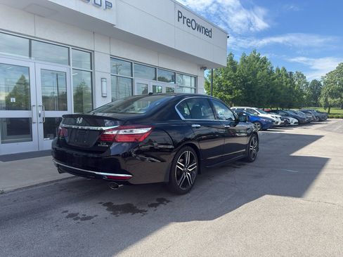 Used 2017 Honda Accord Touring image 3