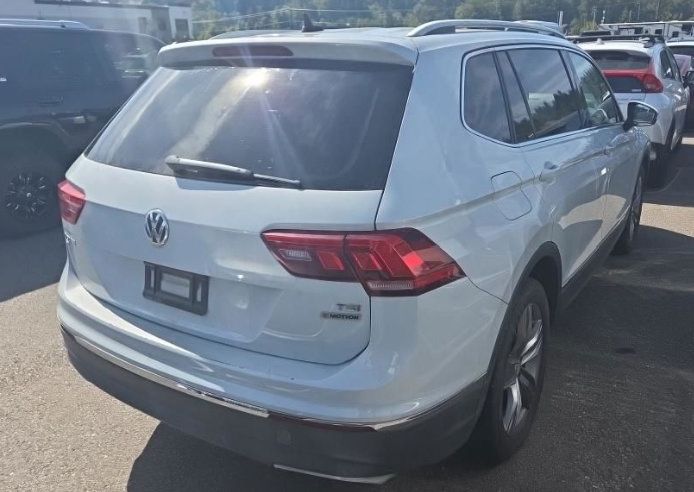 Used 2018 Volkswagen Tiguan SEL Premium w/ 3rd Row Seat Package AWD/4WD image 3