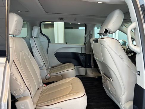 Used 2017 Chrysler Pacifica Limited FWD image 25