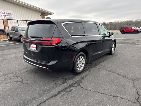 Used 2024 Chrysler Pacifica Touring-L image 5