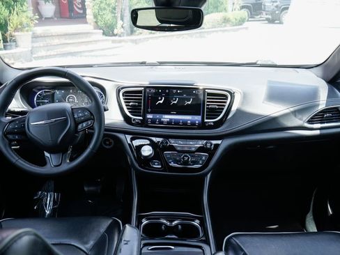 Used 2022 Chrysler Pacifica Limited w/ S Appearance Package FWD image 26
