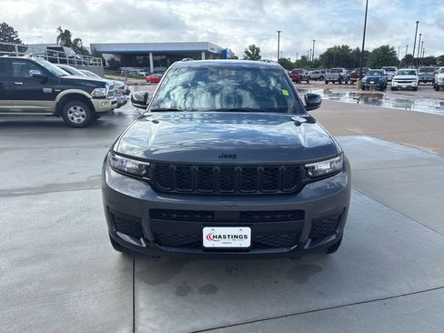 Used 2023 Jeep Grand Cherokee L Altitude AWD/4WD image 10