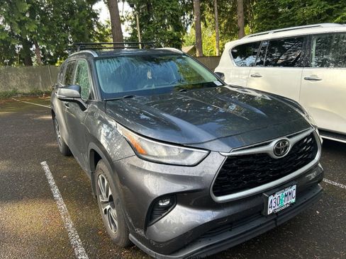 Used 2020 Toyota Highlander XLE AWD/4WD image 3