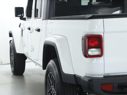 Used 2024 Jeep Gladiator Sport AWD/4WD image 41