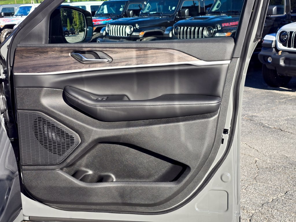 New 2027 Jeep Grand Cherokee Altitude RWD image 36