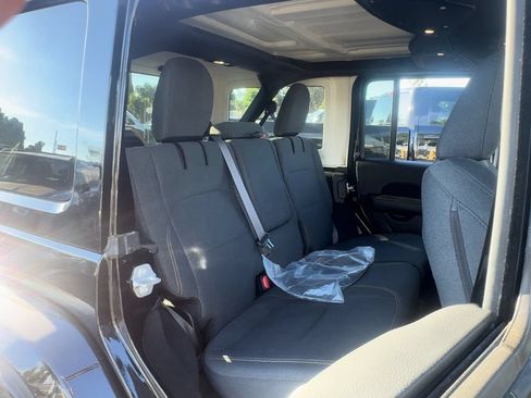 Used 2025 Jeep Wrangler Unlimited Sahara AWD/4WD image 13