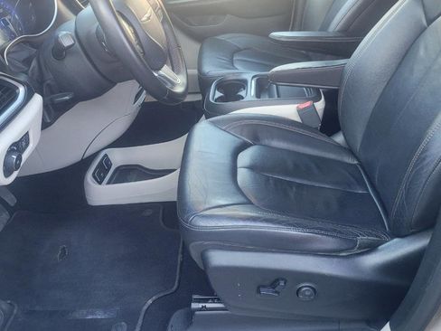 Used 2017 Chrysler Pacifica Touring-L w/ Tire & Wheel Group image 11