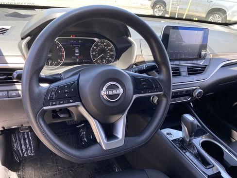 Used 2024 Nissan Altima 2.5 SV FWD image 17