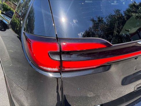 Used 2023 Chrysler Pacifica Touring-L FWD image 22