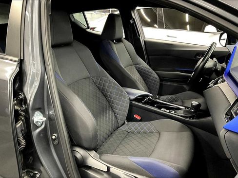 Used 2022 Toyota C-HR XLE image 8