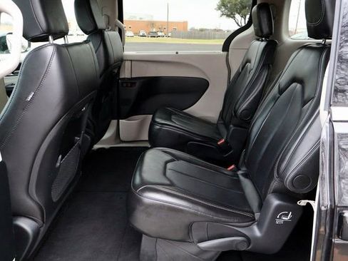 Used 2024 Chrysler Pacifica Touring-L image 23