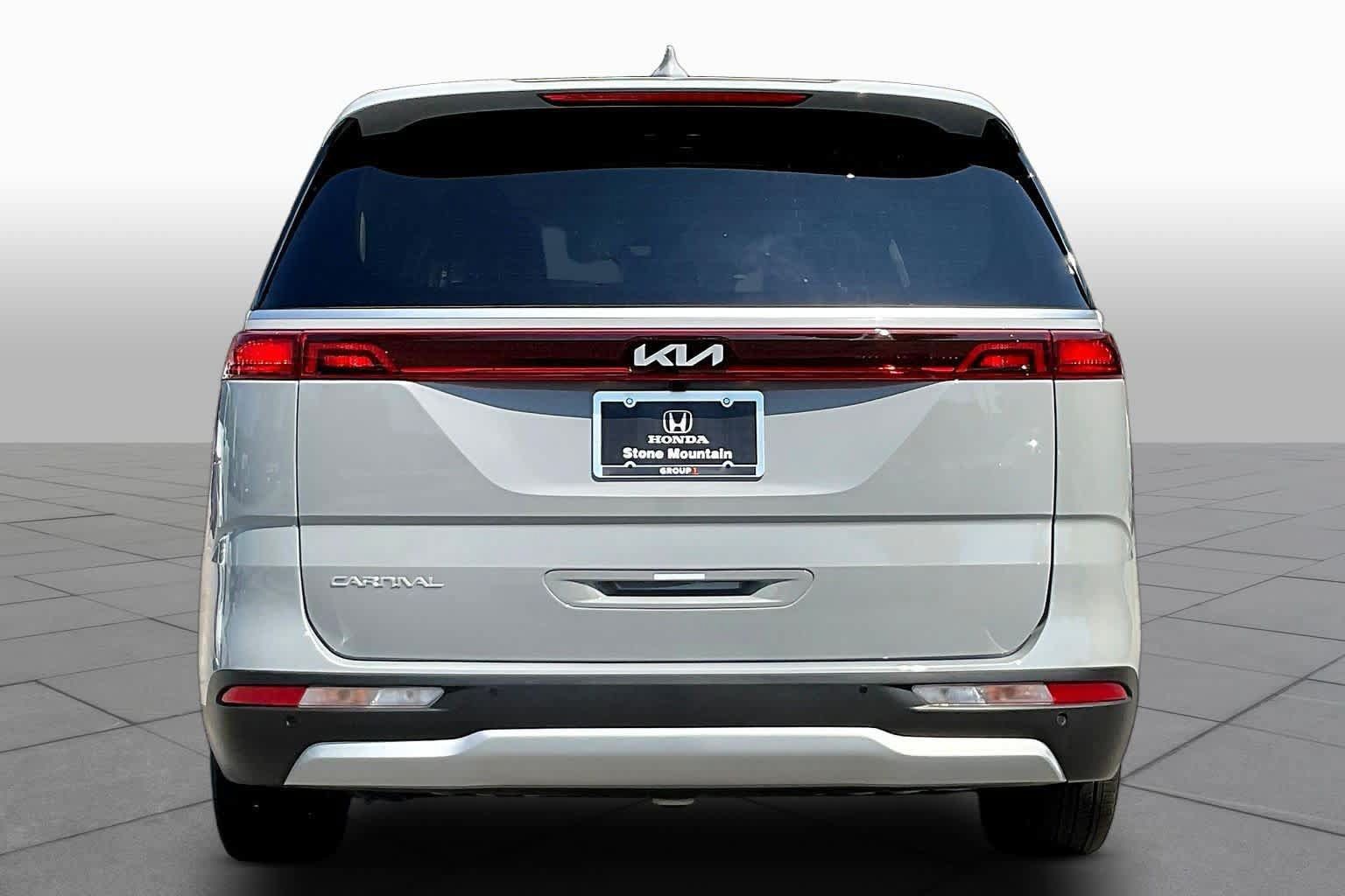 Used 2024 Kia Carnival EX FWD image 5
