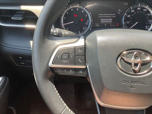 Used 2025 Toyota Highlander XLE FWD image 23
