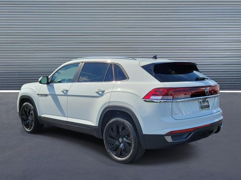 Used 2024 Volkswagen Atlas Cross Sport SE w/ Panoramic Sunroof Package FWD image 4
