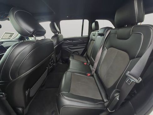 Used 2023 Jeep Grand Cherokee Altitude AWD/4WD image 12